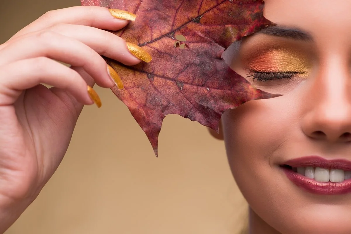 Tipy na podzimní make-up. Nebojte se barviček