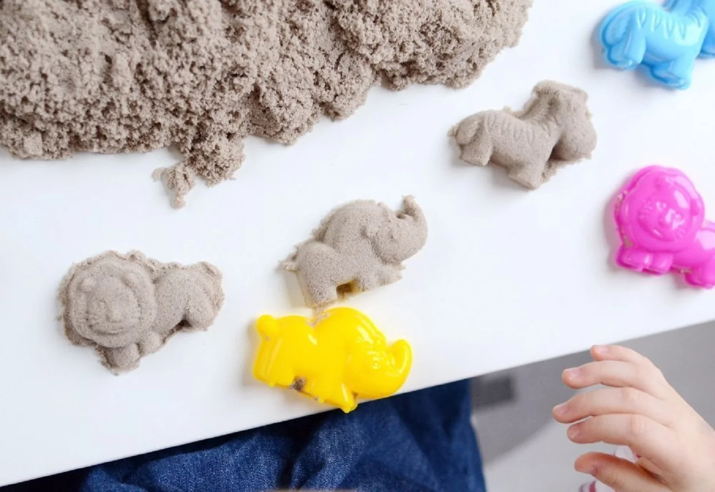 Adam Toys Kinetický písek - přírodní - 3kg + formičky + pískoviště, Adam Toys