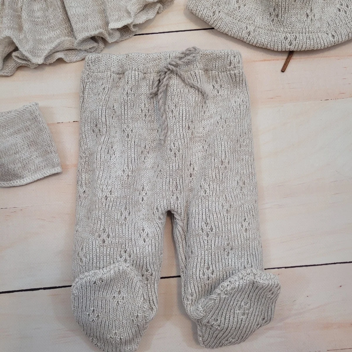 Kazum Pletená ažurková sada, tunika, polodupačky, čepička + čelenka, Vel. 56