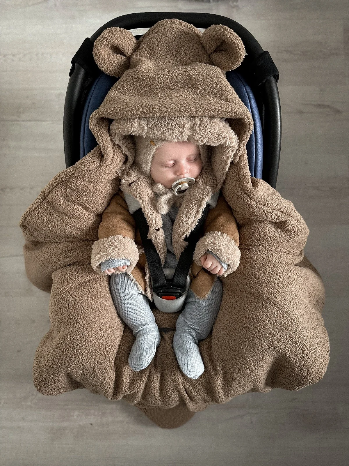 Baby Nellys Oteplený fusák, deka s kapucí do autosedačky Beránek- hnědý