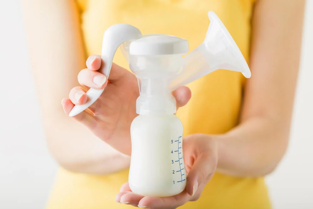 Odsávačka mateřského mléka je pro maminky výborným pomocníkem, zejména tehdy, je-li nutná separace miminka od matky. Odsávačka mateřského mléka je pro maminky výborným pomocníkem, zejména tehdy, je-li nutná separace miminka od matky.