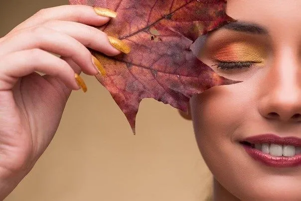 Tipy na podzimní make-up. Nebojte se barviček