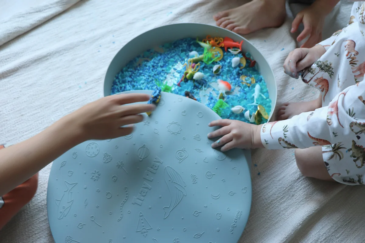 Jellystone Designs Senzorický třídící tác Play Tray, zelený