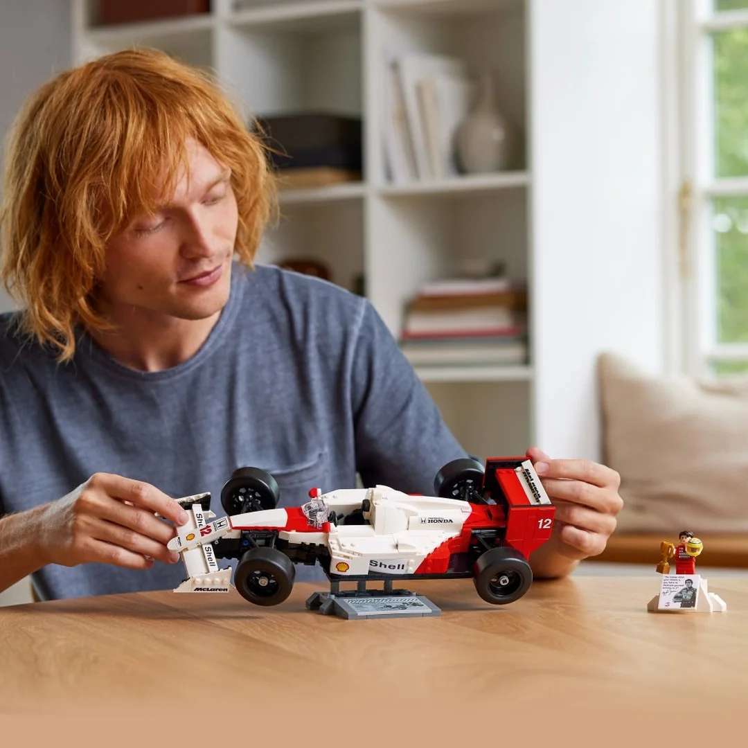 LEGO® Icons 10330 McLaren MP4/4 a Ayrton Senna
