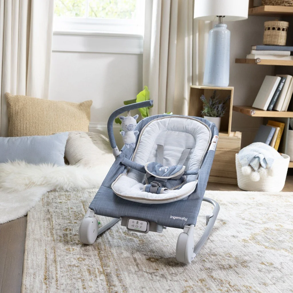 Ingenuity Lehátko masážní vibrující s melodií Happy Belly™ Rock-to-Bounce - Chambray 0m+