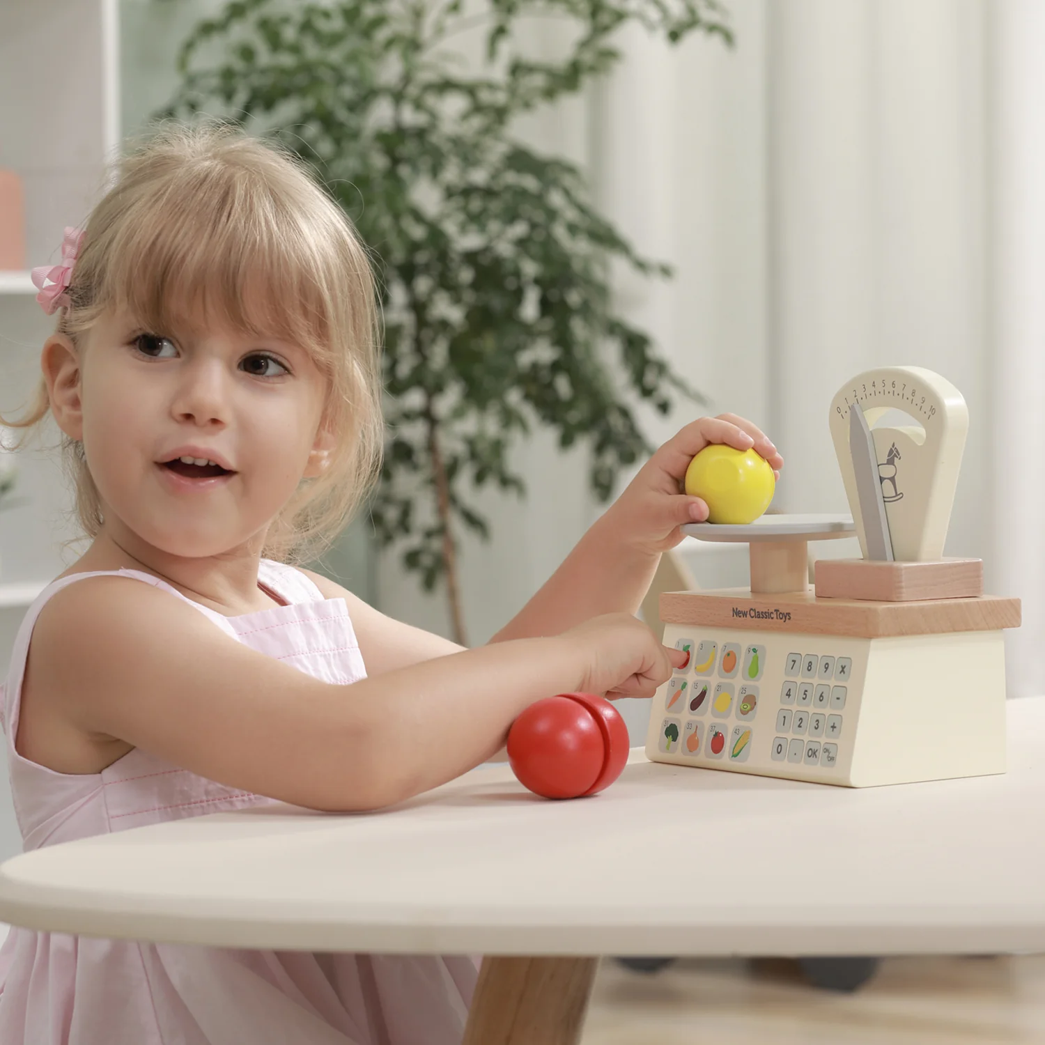 New Classic Toys Dětská dřevěná váha