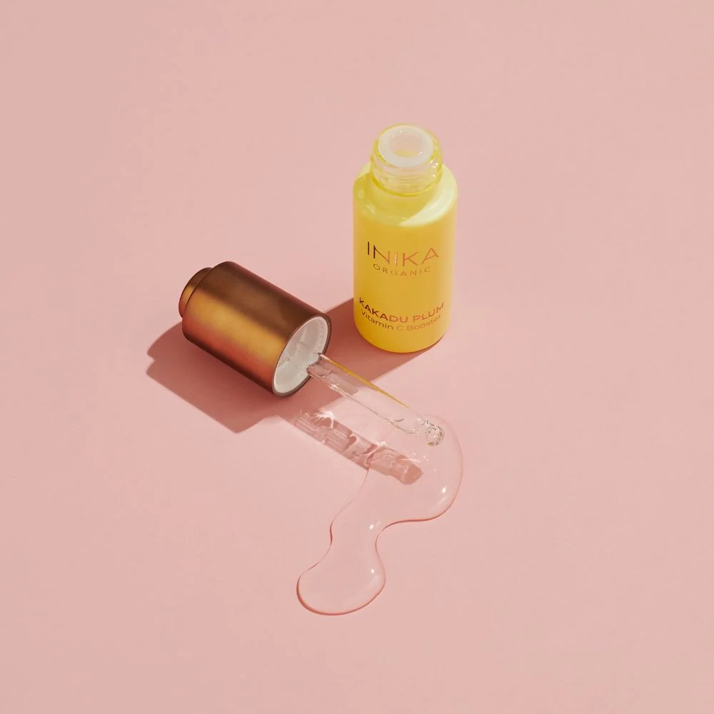 Inika Organic Posilující sérum se švestkou kakadu a vitamínem C 15 ml