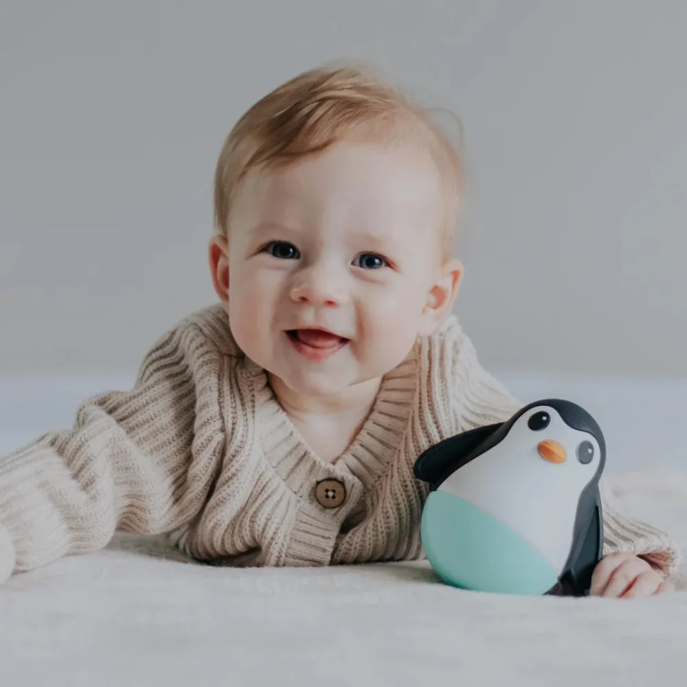Jellystone Designs Kývající tučňák, světle modrý