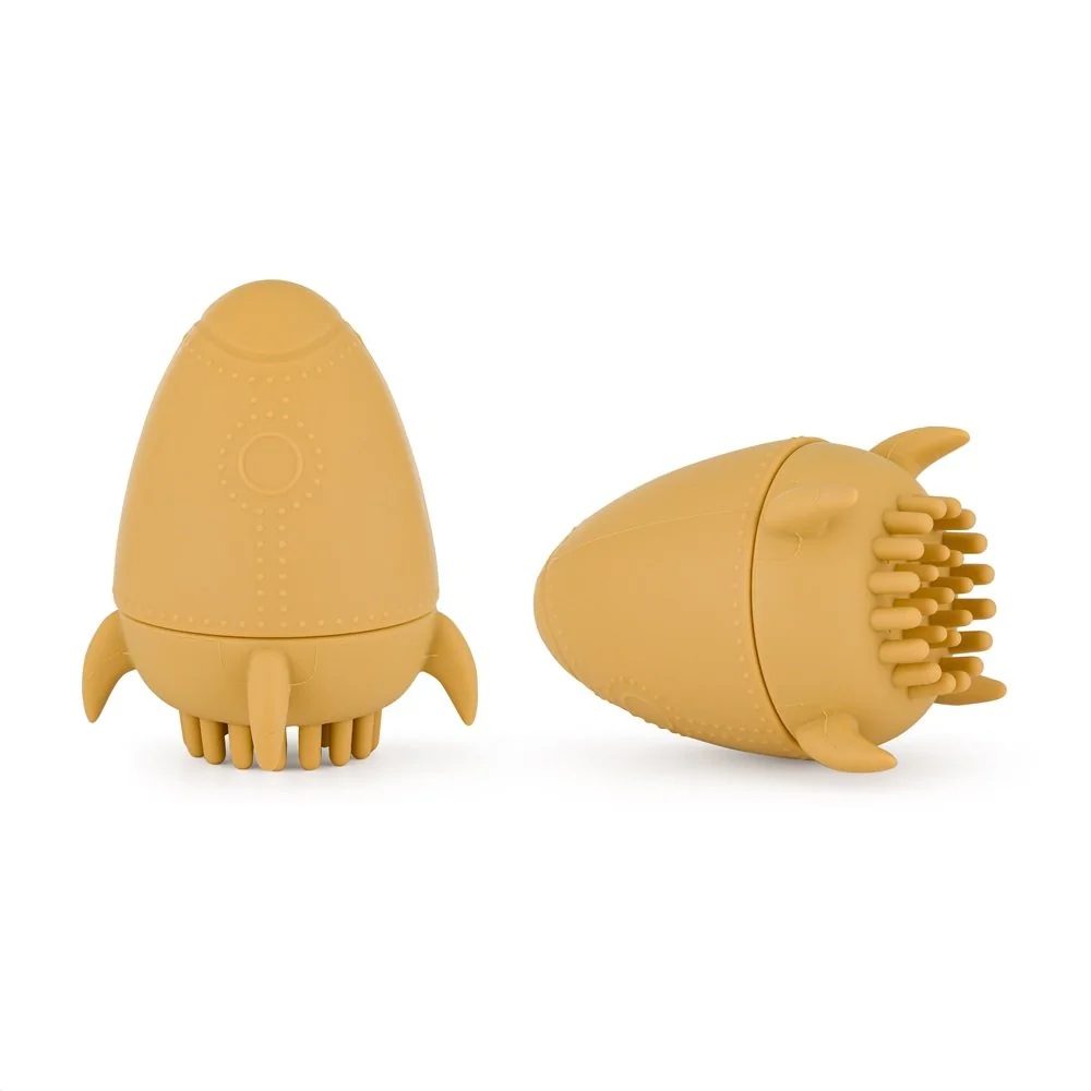 Petite&Mars Hračka silikonová do vody s kartáčkem Splashy Rocket Intense Ochre 6m+