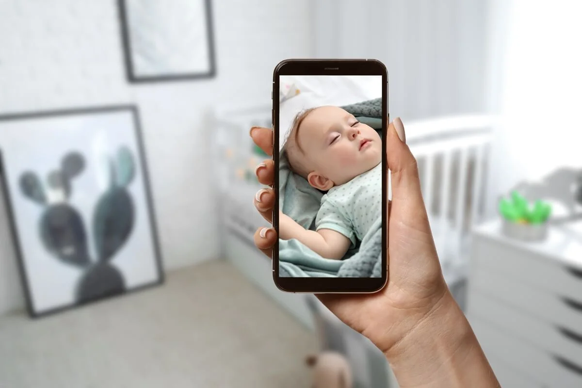 Dětská chůvička s možností přenosu obrazu na mobilní telefon. Dětská chůvička s možností přenosu obrazu na mobilní telefon.