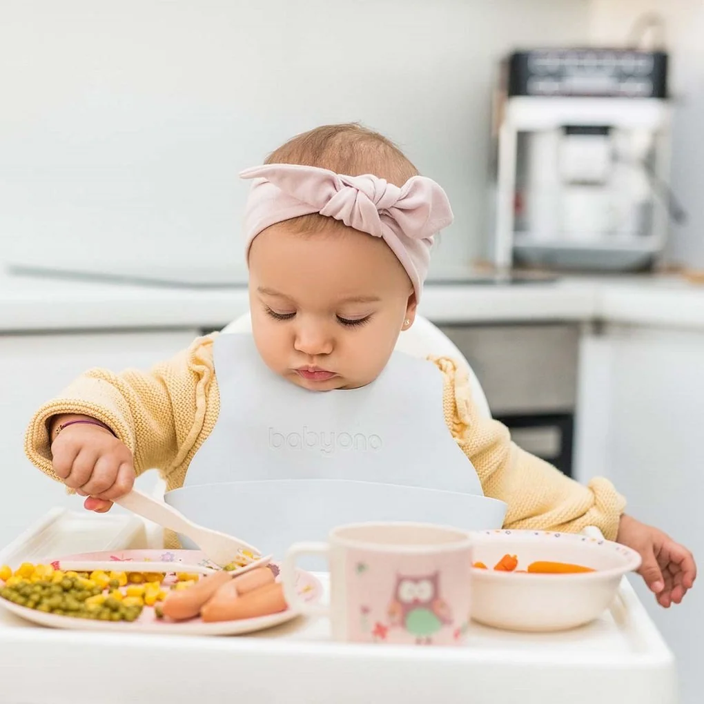 Babyono Bryndák měkký plastový s kapsou bez BPA grey 6m+