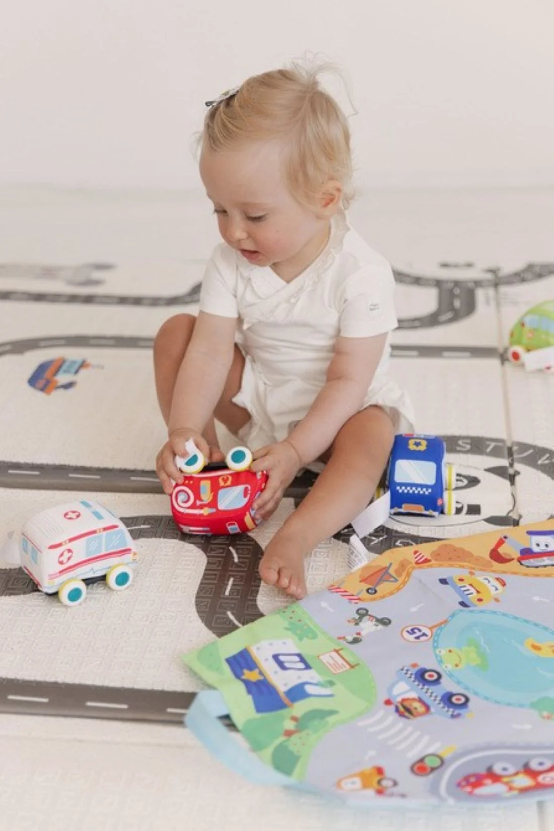 Toyz Plyšová autíčka se silniční podložkou – sada 4 ks, pullback