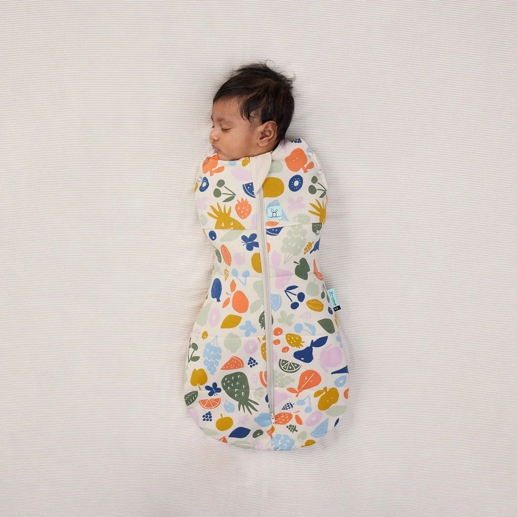 ergoPouch Zavinovačka a vak na spaní 2v1 Cocoon Fruit Salad 6-12 m, 8-10 kg, 2,5 tog
