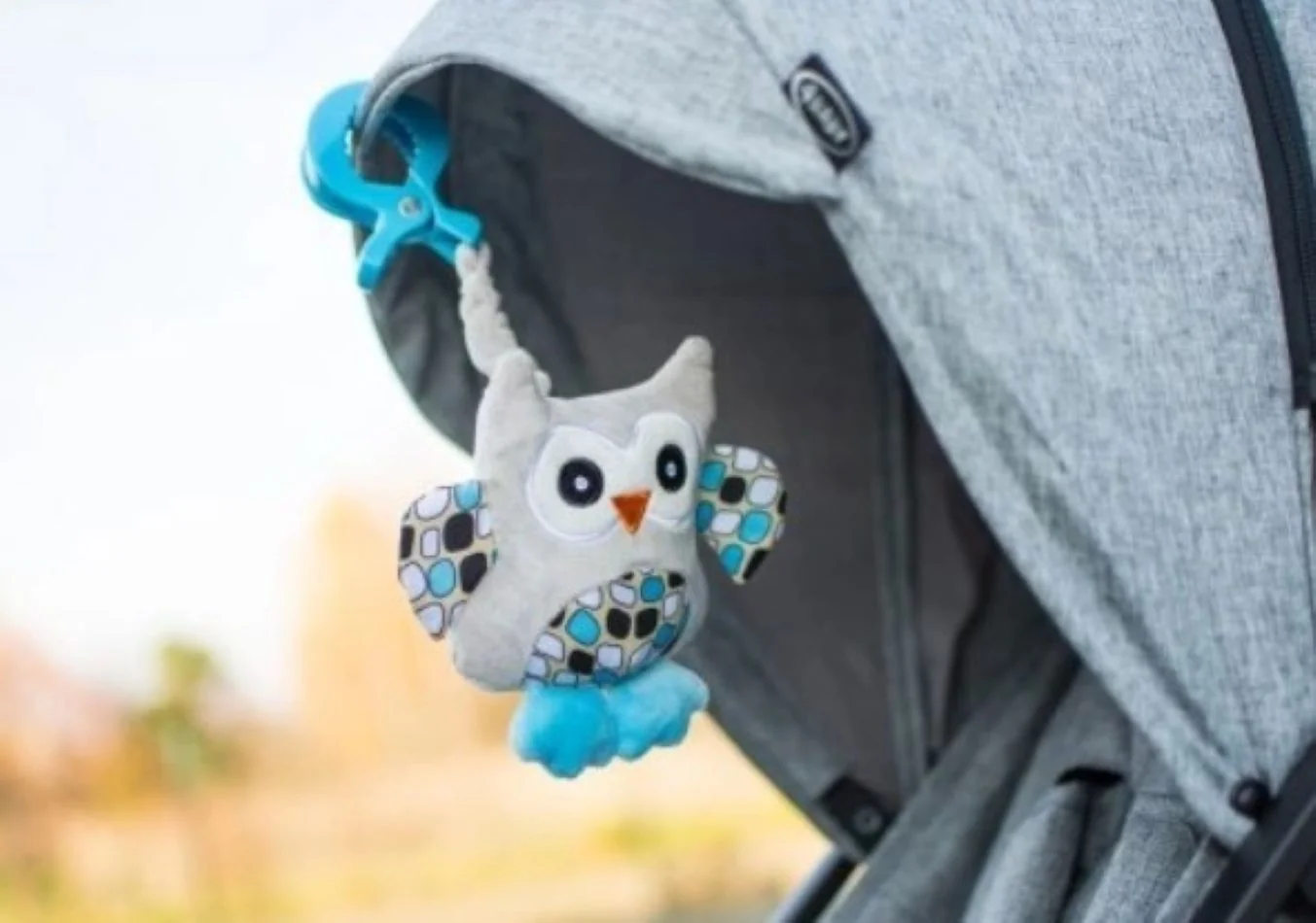 4 BABY Závěsná plyšová hračka s pískátkem, Sova, modrá