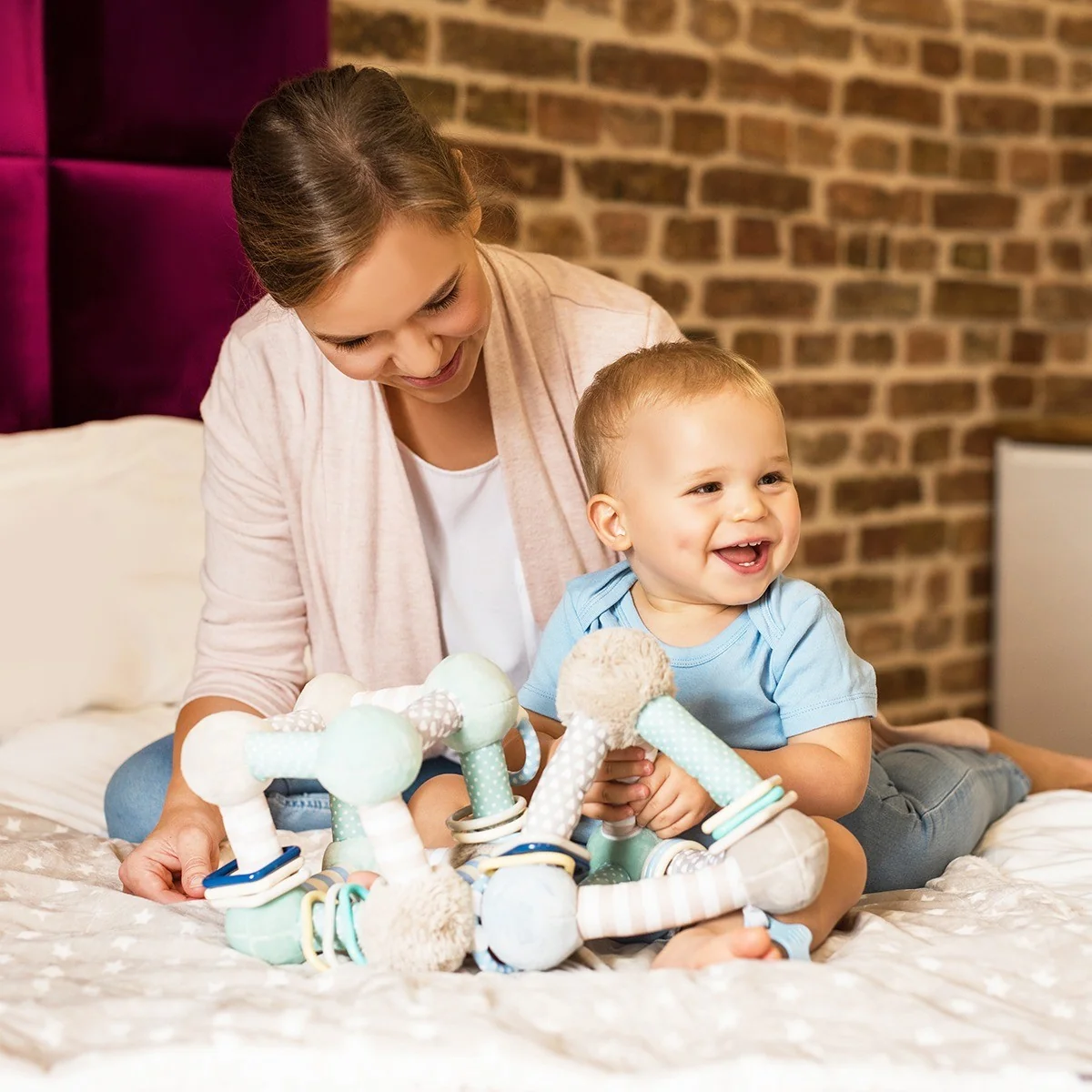 Babyono Plyšová edukační závěsná hračka Pyramida - růžová,