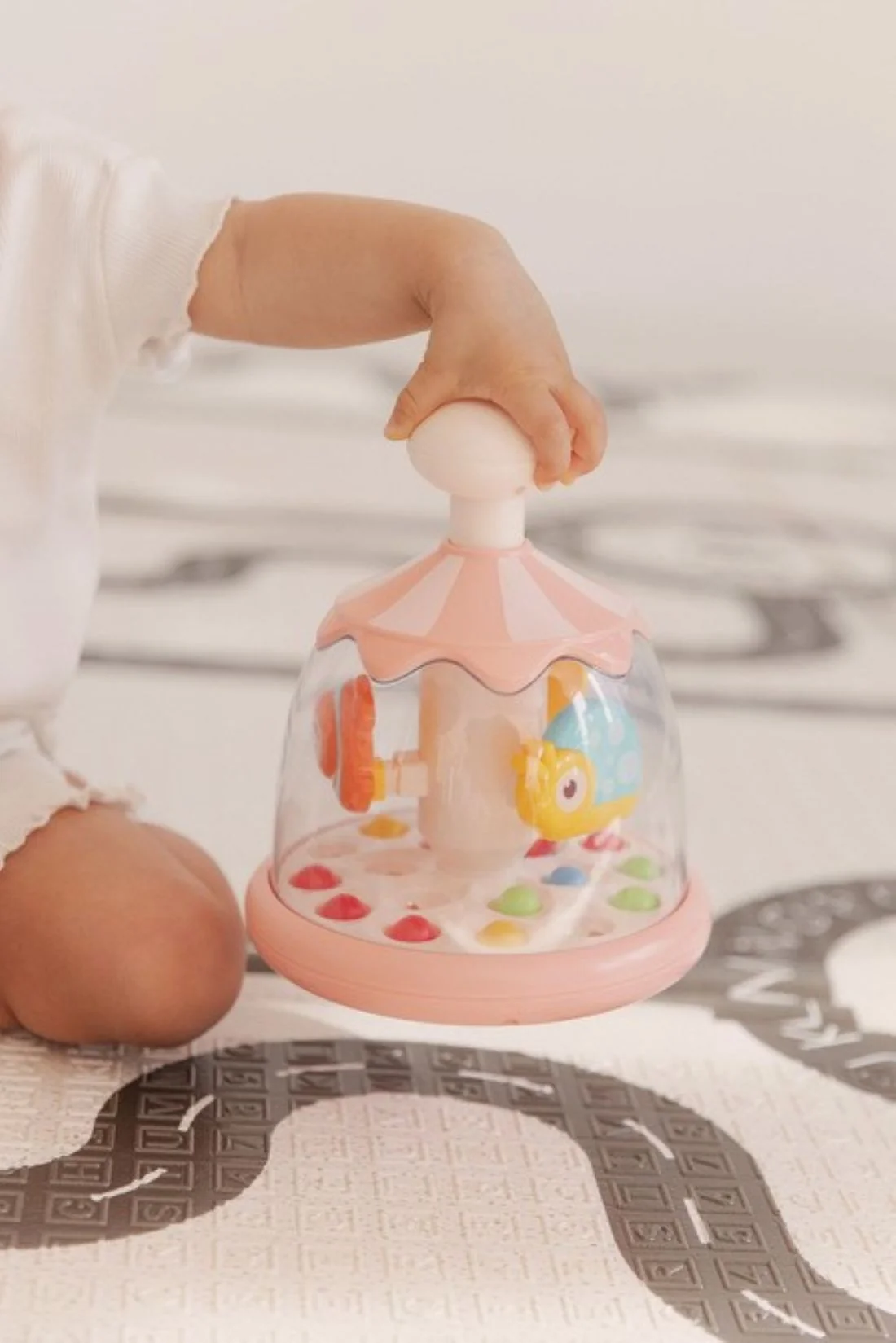 Toyz Edukační hračka Káča se zvířátky – růžová, kolotoč, 6m+
