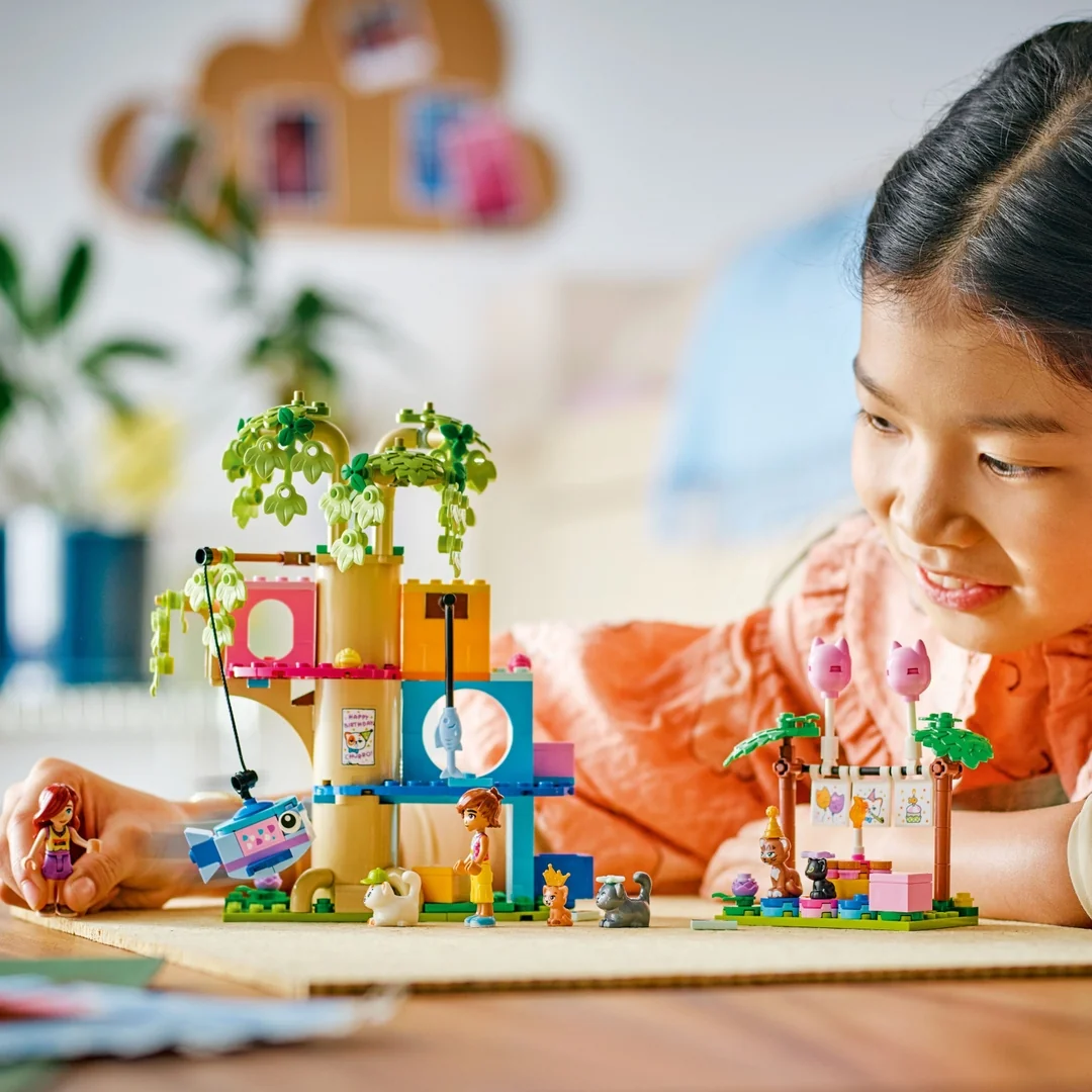 LEGO® Friends 42666 Kočičí narozeninová oslava a dům na stromě