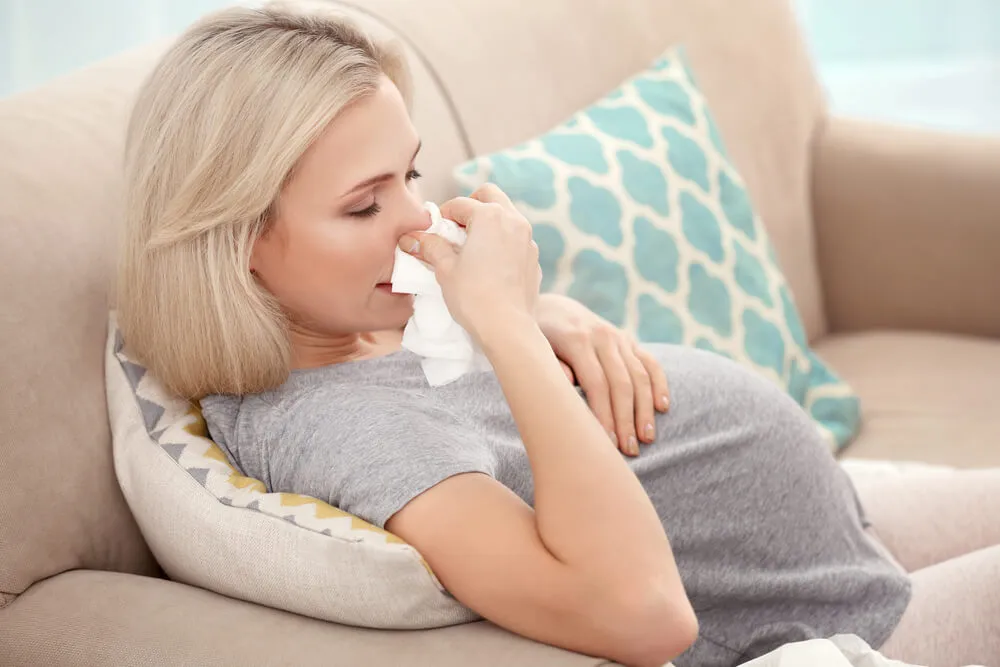 Rýma v těhotenství může mít infekční nebo hormonální původ.