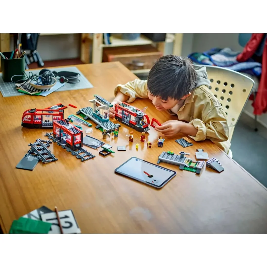 LEGO® City 60423 Tramvaj a zastávka v centru města