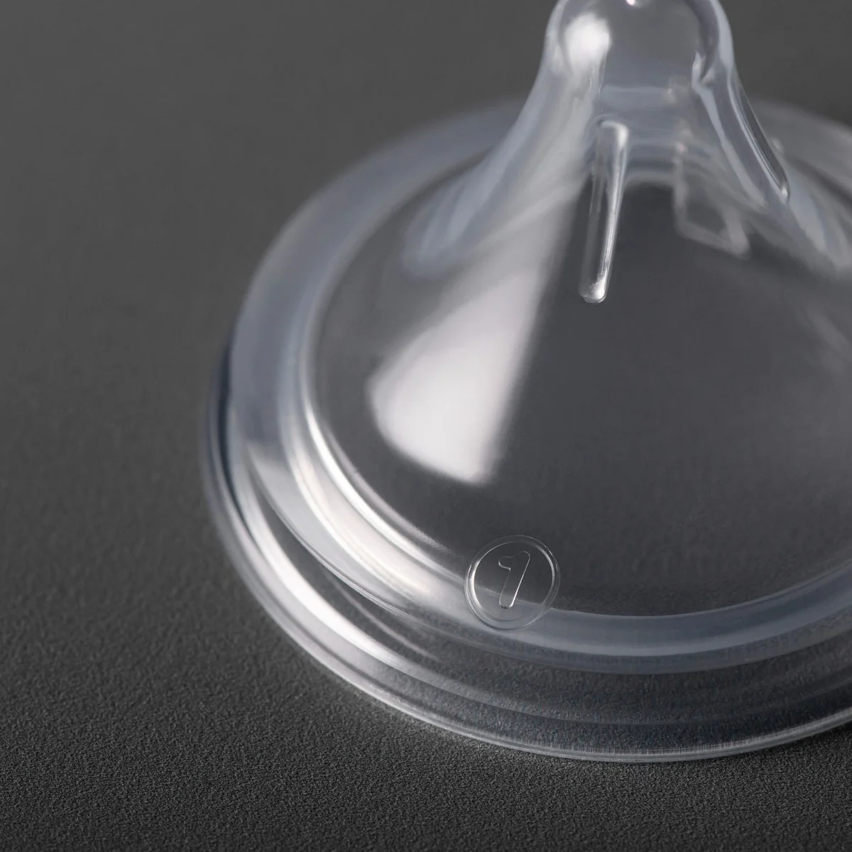 Tommee Tippee Natural Start Anti-Colic Trojúhelníková savička na lahev rychlý průtok 6m+ 2 ks