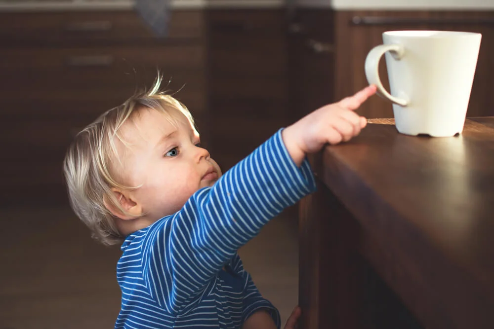 Hrnek horkého čaje či kávy dokáže dítěti způsobit velmi vážné popáleniny. Hrnek horkého čaje či kávy dokáže dítěti způsobit velmi vážné popáleniny.