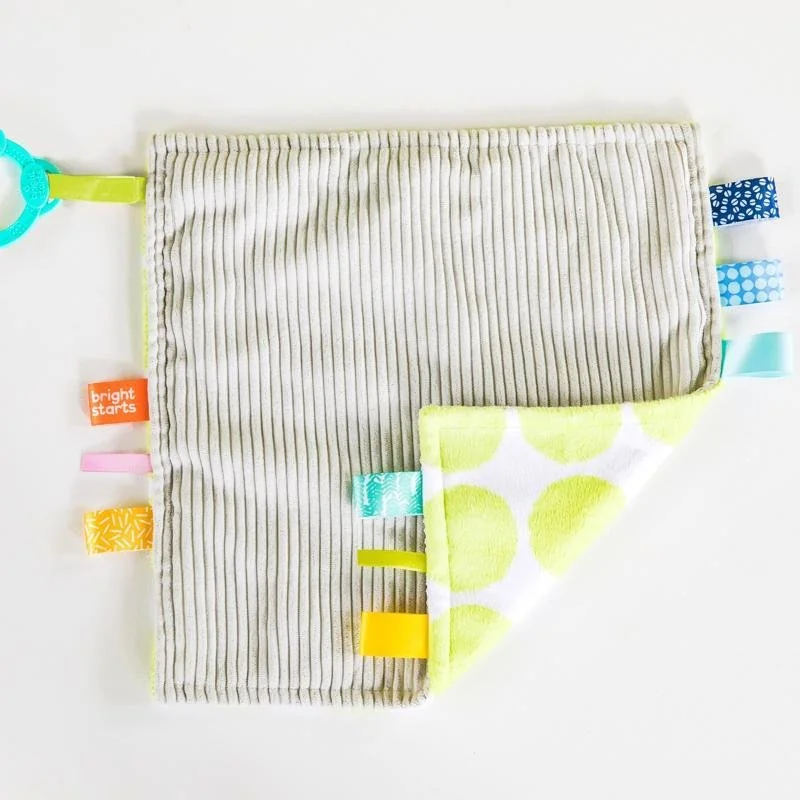Brightstarts Mazlící dečka na C kroužku Little Taggies zelené tečky 0 m+