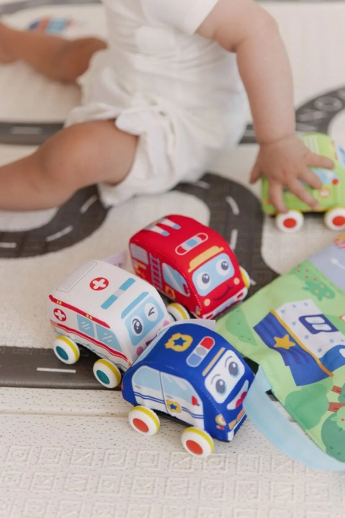 Toyz Plyšová autíčka se silniční podložkou – sada 4 ks, pullback