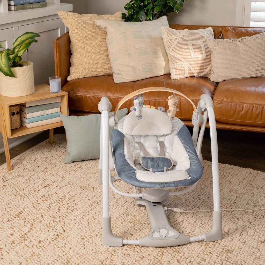 Ingenuity Houpačka konvertibilní s melodií Swing'n Go Chambray 0m+ do 9kg 