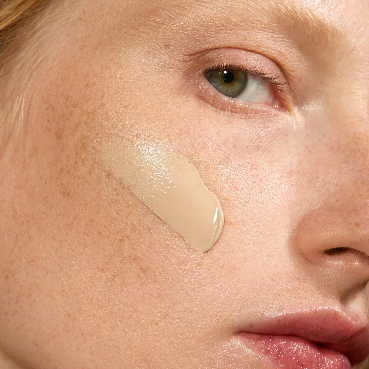 MÁDARA Skinonym Ivory polomatný make-up s peptidy 30 ml