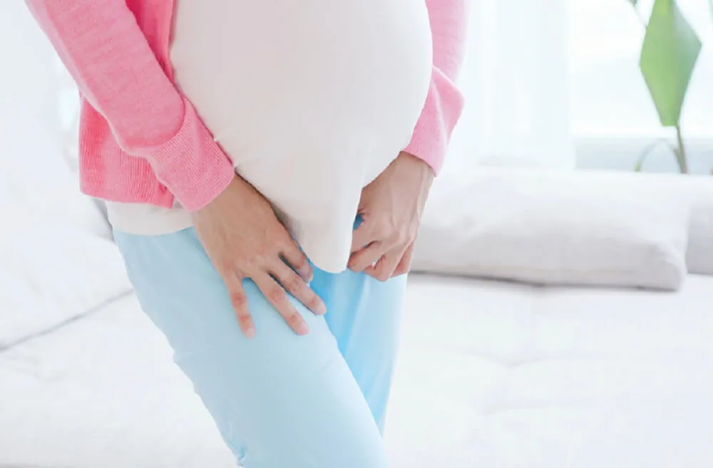 Únik moči se v těhotenství často přihodí při kýchání, smíchu či cvičení.