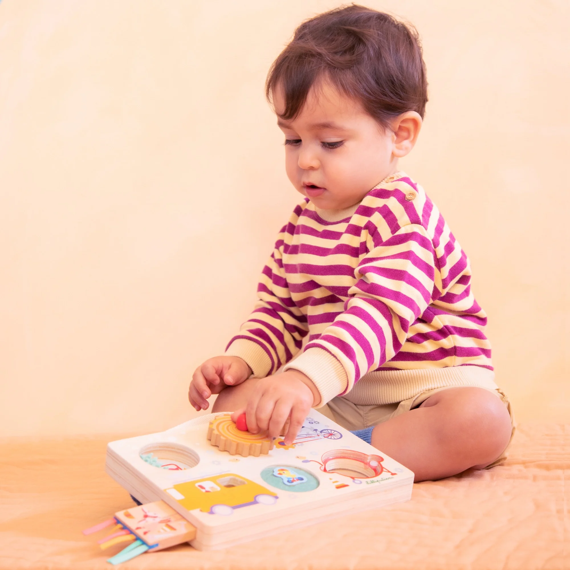 Lilliputiens dřevěný panel s aktivitami - dobrodružství na cestách