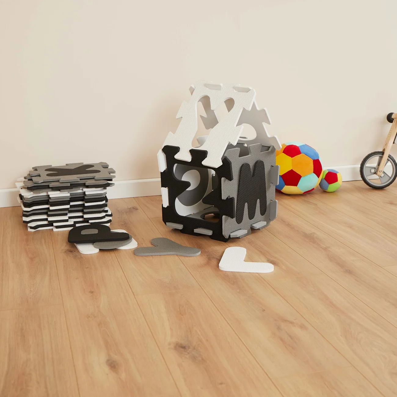 Bieco Pěnová hrací podložka s abecedou - puzzle black & white - 26 ks