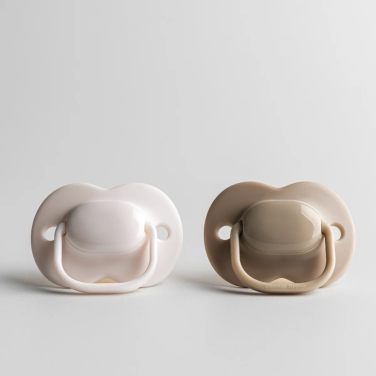 Tommee Tippee Dudlík Cherry latex 0-6m 2 ks bílá-hnědá