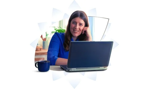 žena pracuje na notebooku
