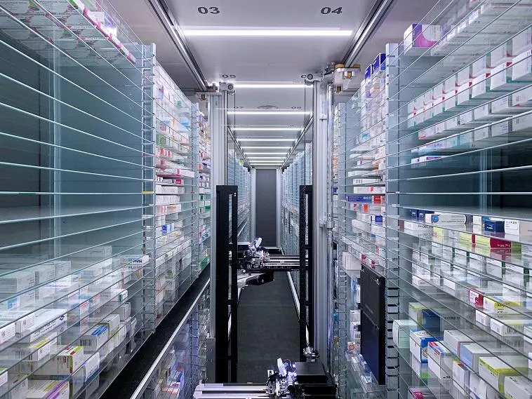 Novinka v lékárnách Dr. Max. Lékárníkům pomáhá při výdeji léčiv robot!