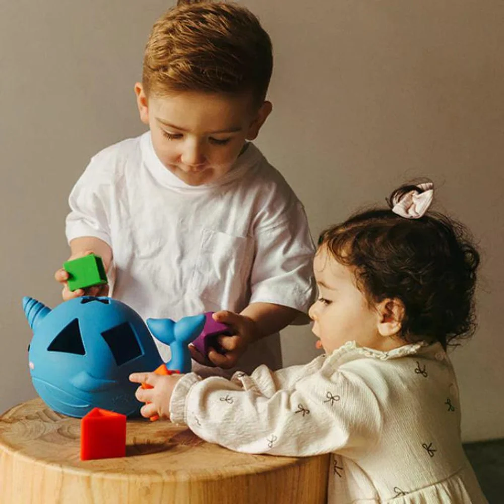 Jellystone Designs Silikonové třídění tvarů Narval, duhové