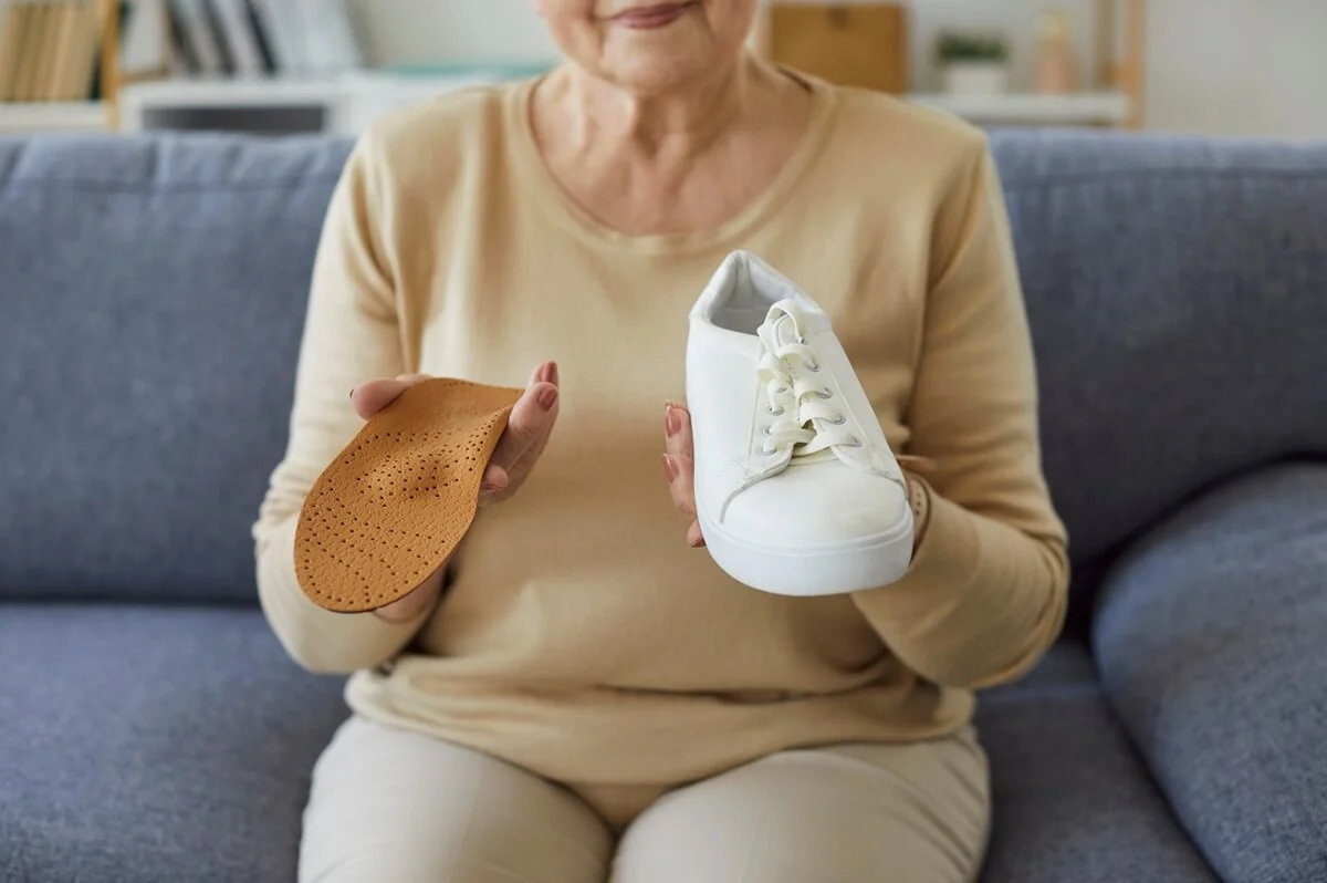 Diabetička využívá zdravotní vložky do bot. Diabetička využívá zdravotní vložky do bot.