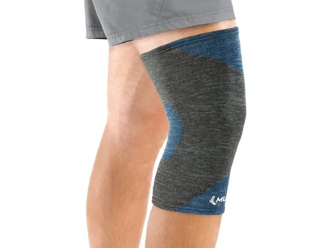 Mueller 4-Way Stretch Premium Knit Knee Support, bandáž na koleno, M/L Velikost: M/L
