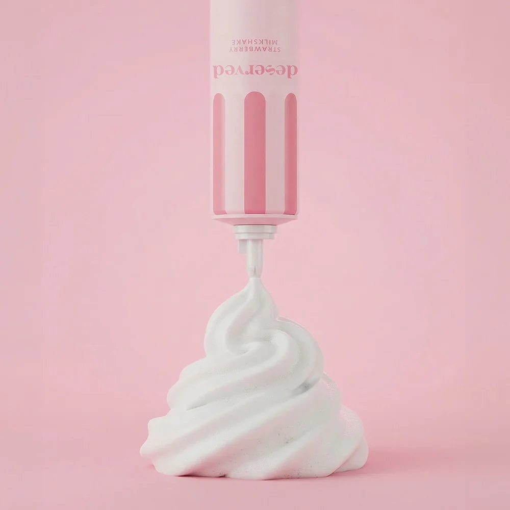Deserved Whipped shower foam Strawberry Milkshake sprchová pěna 250 ml