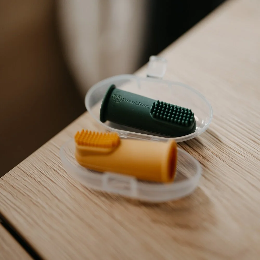 Petite&Mars Sada silikonových zubních kartáčků na prst 0m+ 2 ks Ochre&Green