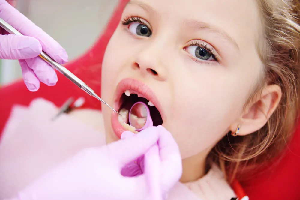 Bolest zubů dokáže potrápit také děti, často jsou spojené s přořezáváním zoubků.