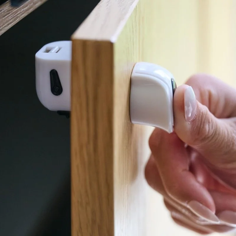Dooky magnetické uzávěry skříněk 8ks + 2 klíče White