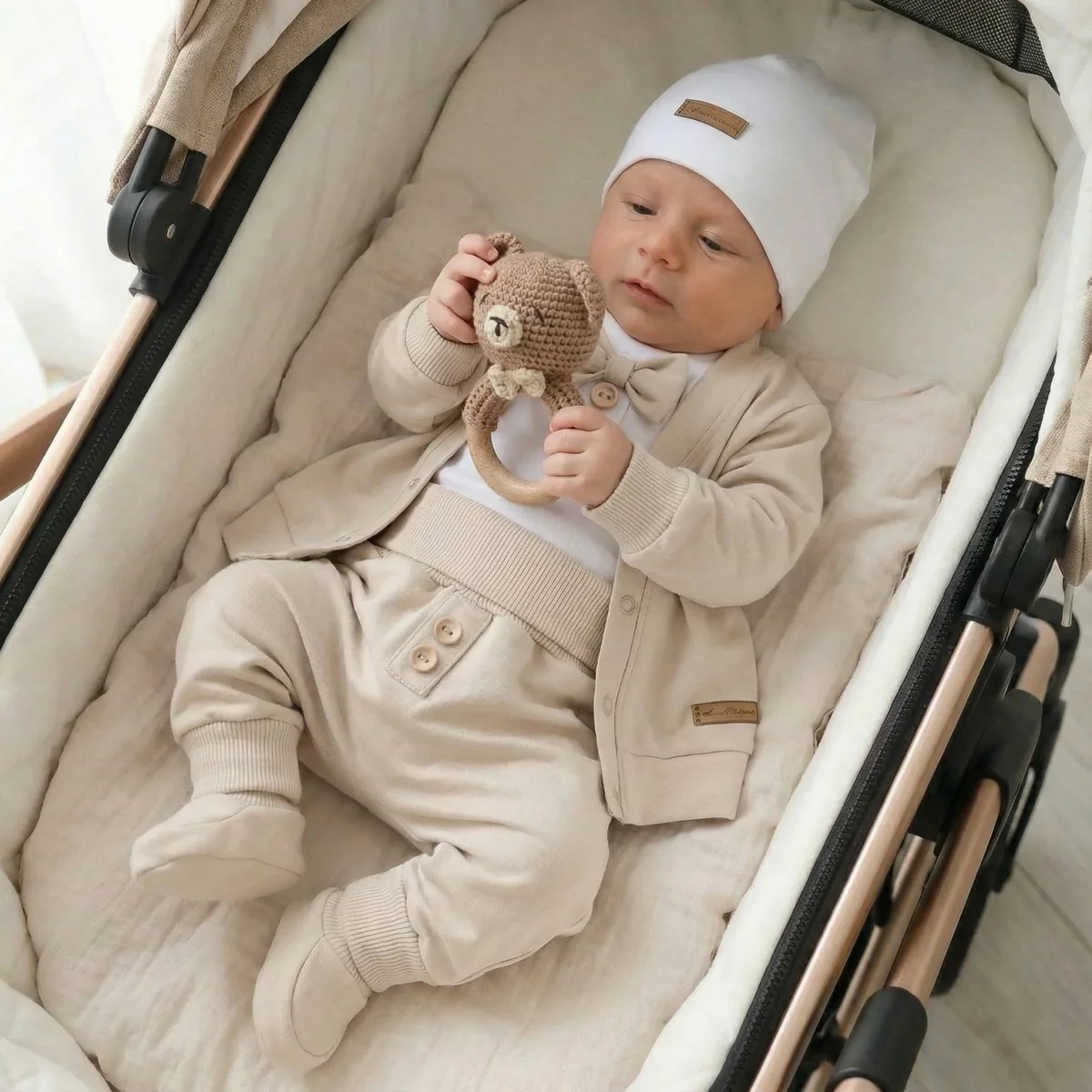Kazum Bavlněná sada, body, kalhoty, motýlek a čepice Elegant Boy 5D, béžová/bílá