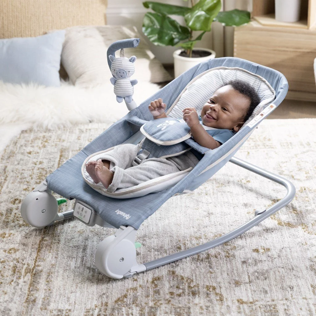 Ingenuity Lehátko masážní vibrující s melodií Happy Belly™ Rock-to-Bounce - Chambray 0m+