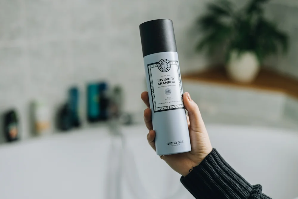 Suchý šampon se stal nezbytným pomocníkem pro mnoho z nás. Díky němu můžeme rychle a efektivně oživit naše vlasy bez nutnosti je zdlouhavě umývat. Suchý šampon se stal nezbytným pomocníkem pro mnoho z nás. Díky němu můžeme rychle a efektivně oživit naše vlasy bez nutnosti je zdlouhavě umývat.