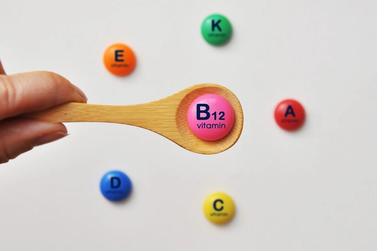 Nedostatek vitamínu B12 jako jedna z možných příčin brnění prstů. Nedostatek vitamínu B12 jako jedna z možných příčin brnění prstů.