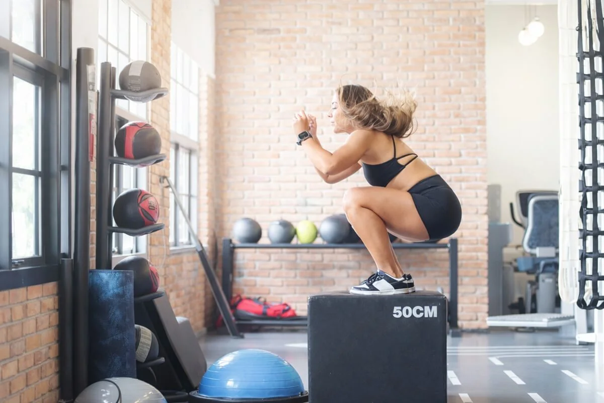 Žena skáče na plyo box.