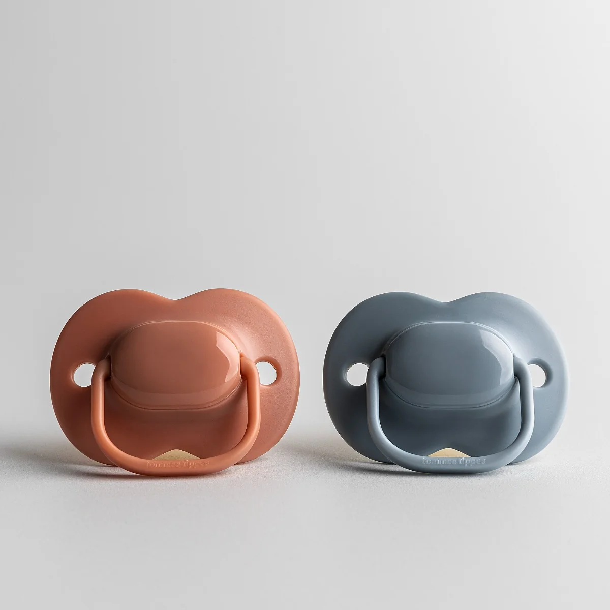 Tommee Tippee Dudlík Cherry latex 6-18m 2 ks růžová-modrá
