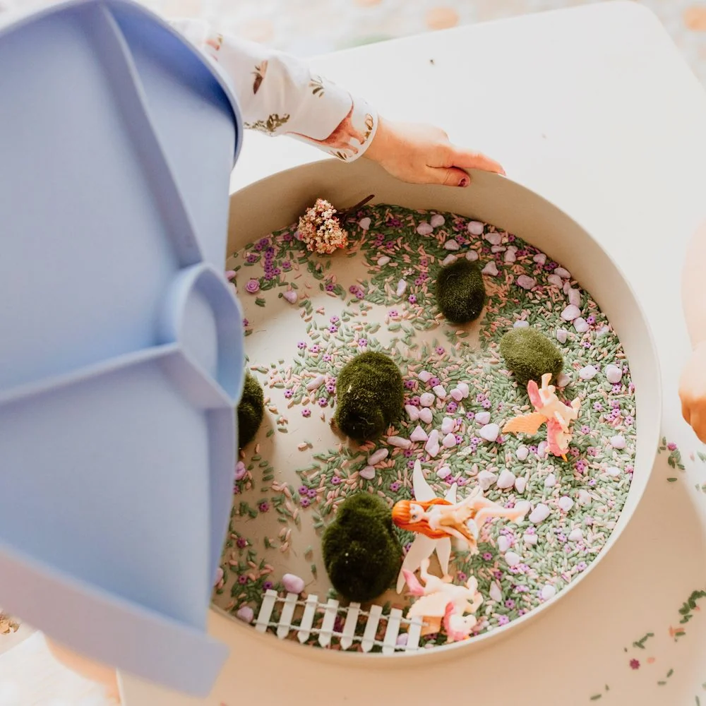 Jellystone Designs Senzorický třídící tác Play Tray, fialový 