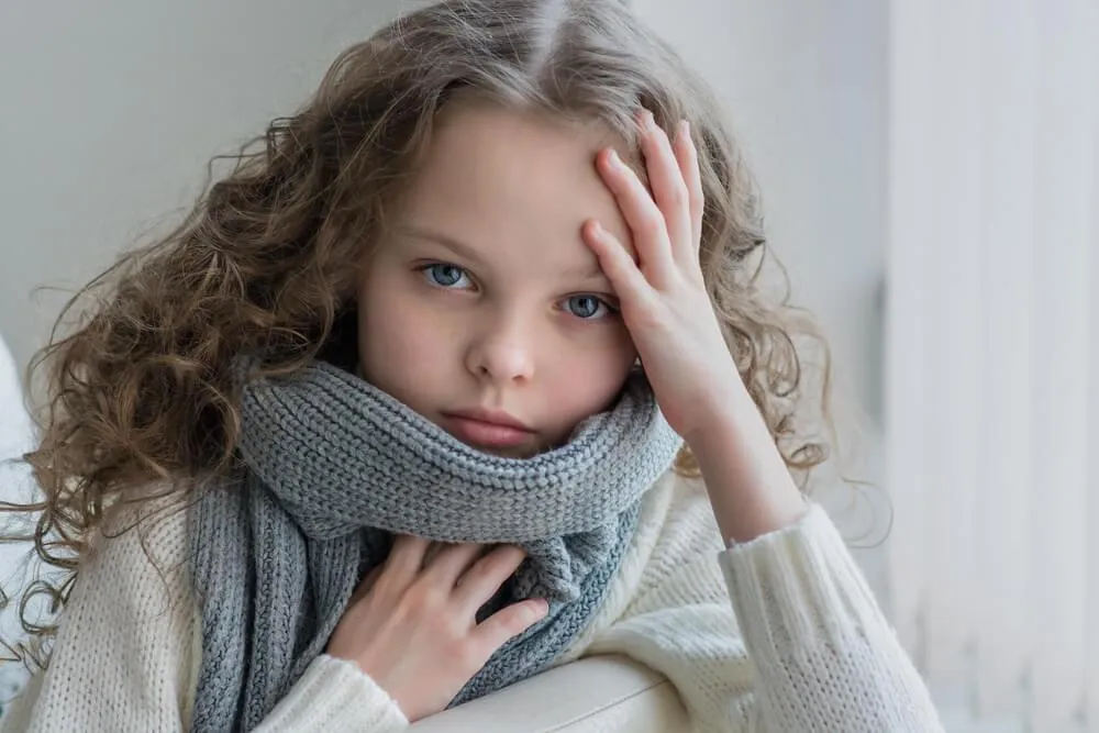 Jak pomoci dítěti při bolesti v krku nebo chrapotu?